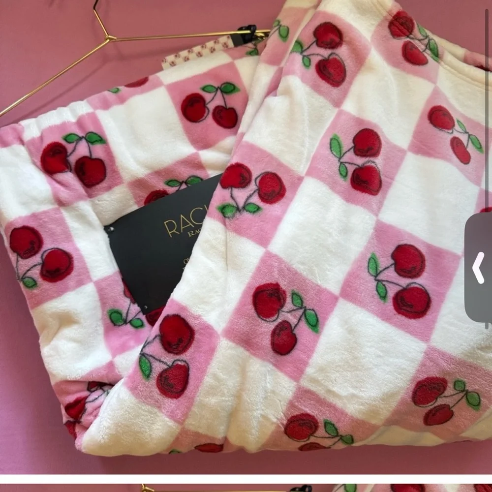 Super soft big brand new cherry blanket with tags - Picture 1 of 4